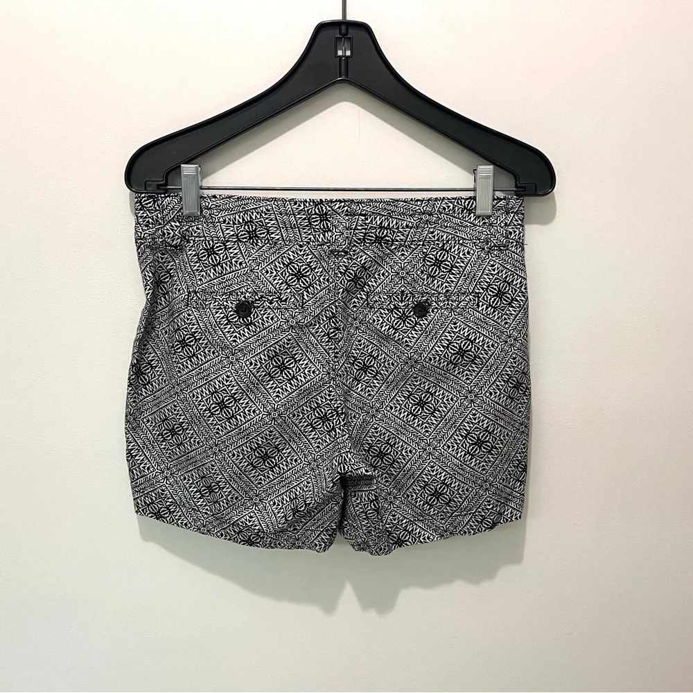 2/$20 - Stylish Black and White Banana Republic Boho Aztec Patterned Shorts - S - Picture 2 of 10